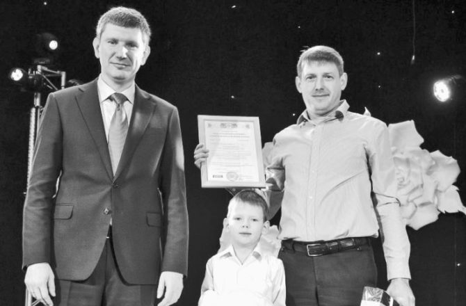 В День матери губернатор Пермского края вручил 200-тысячный сертификат на маткапитал